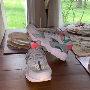Size 9, GUC Nike air huarache, gray w/ teal